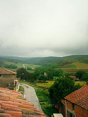 18_-_vista_de_la_carretera_hacia_fonfria_con_el_barrio_del_molino_a_la_derecha.jpg